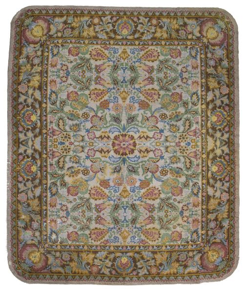 Alfombra en lana de campo beige con decoración de flores.