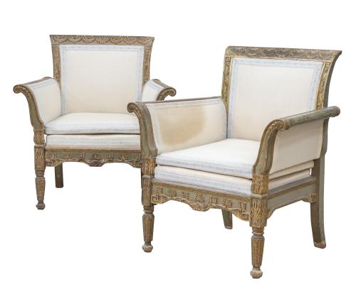 Pareja de butacas de madera lacada de verde y dorada, con d