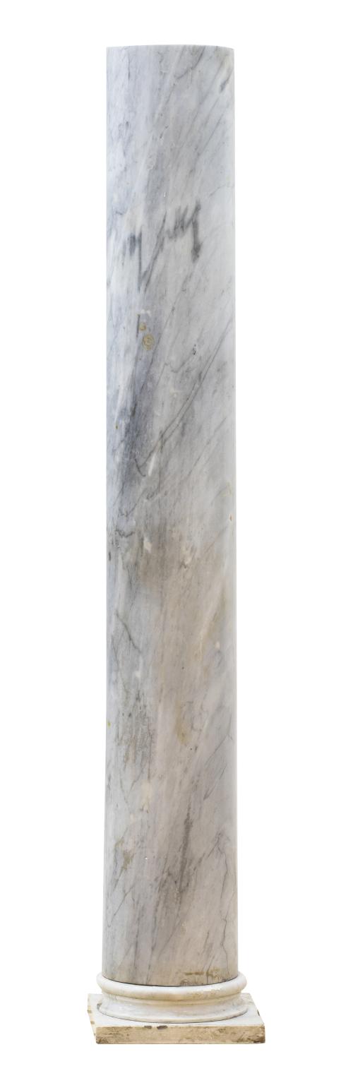 Columna blanca de mármol