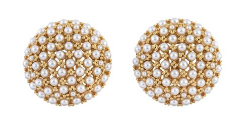 OSCAR DE LA RENTA. Pendientes circulares con perlas de vidr