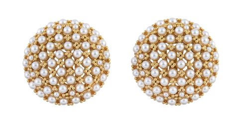 OSCAR DE LA RENTA. Pendientes circulares con perlas de vidr