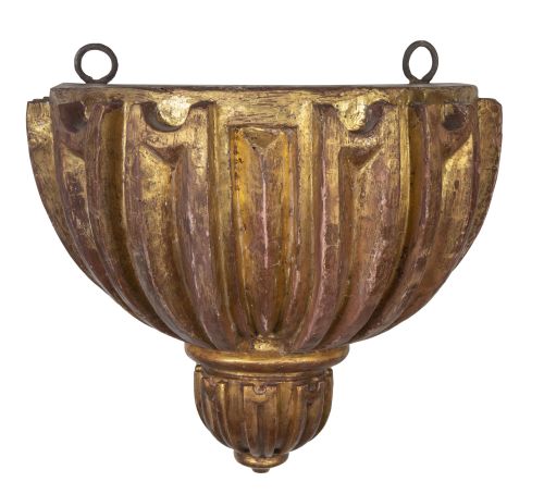 Ménsula de madera tallada y dorada, decorada con gallones.