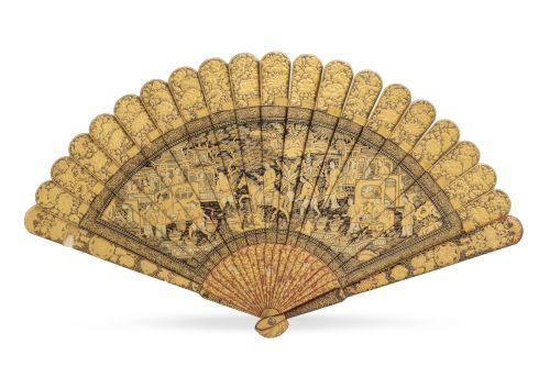 Abanico brisé de madera lacada de negro, rojo y dorada.Tr