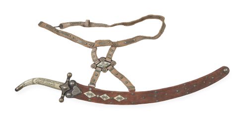 Espada con mango de hueso grabado y funda de piel.Trabajo