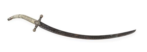 Espada con mango de hueso grabado y funda de piel.Trabajo