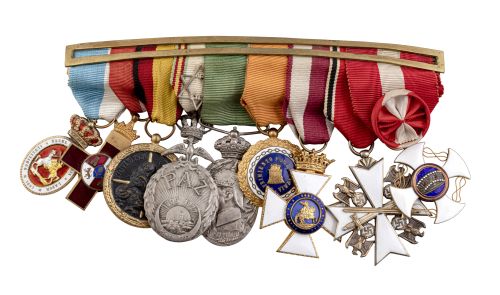 Pasador de nueve medallas. En distintos metales y esmaltes.