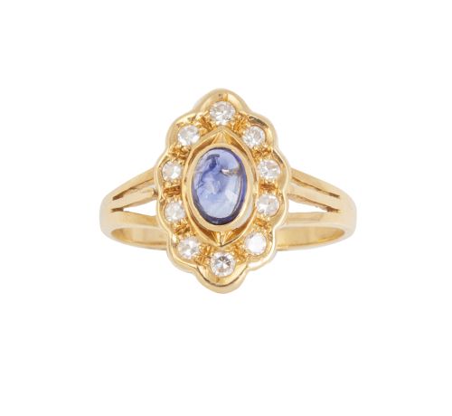 Sortija oval con cabuchón de zafiro central orlado por bril