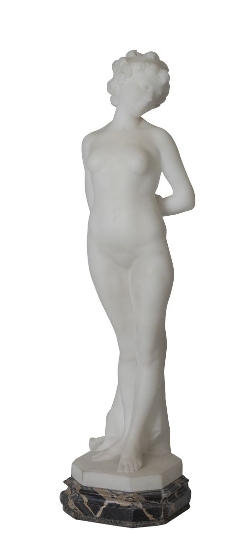 Galileo Pochini.Desnudo femenino de mármol tallado, sobre