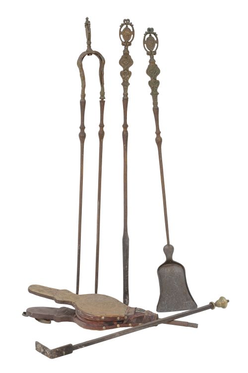 Lote de cinco elementos de chimenea, incluyendo un fuelle.