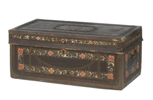 Baúl con alma de madera y piel con decoración pintada y tac