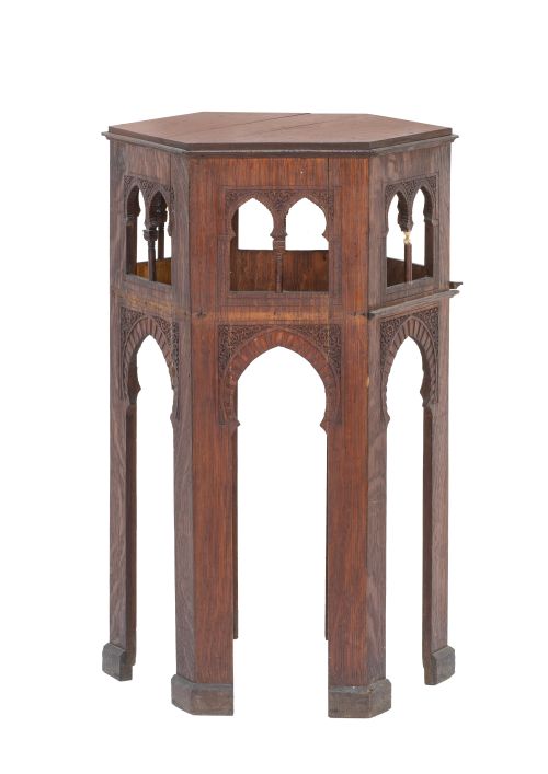 Velador de estilo neomudéjar de madera tallada.Trabajo es