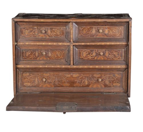 Papelera de madera de nogal y taracea de limoncillo.Traba