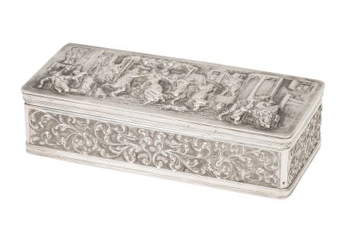 Cajita de plata repujada con escena de taberna en la tapa. 