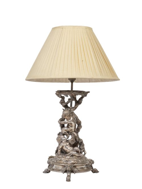 Centro de mesa con dos putis de metal, transformado en lámp