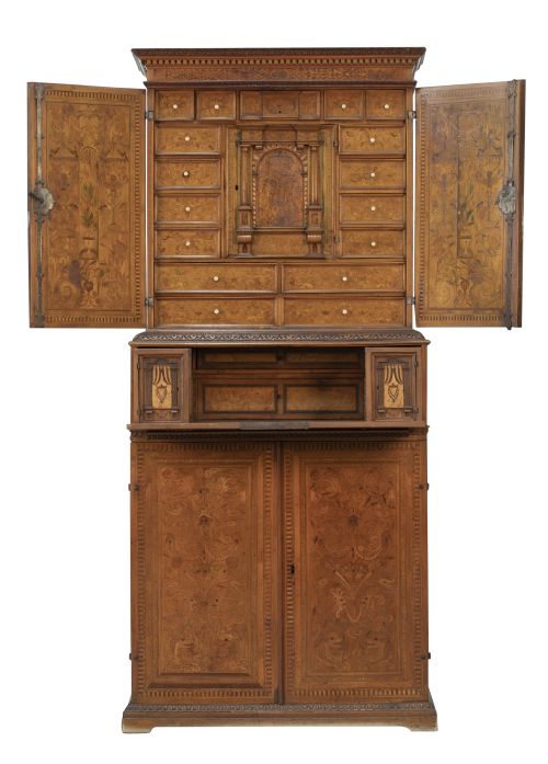 Cabinet de dos cuerpos con marquetería de maderas finas, ma