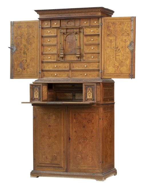 Cabinet de dos cuerpos con marquetería de maderas finas, ma