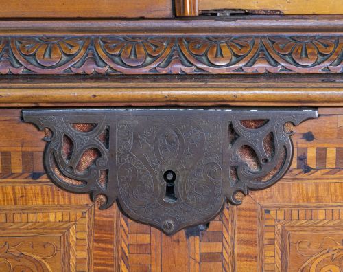 Cabinet de dos cuerpos con marquetería de maderas finas, ma