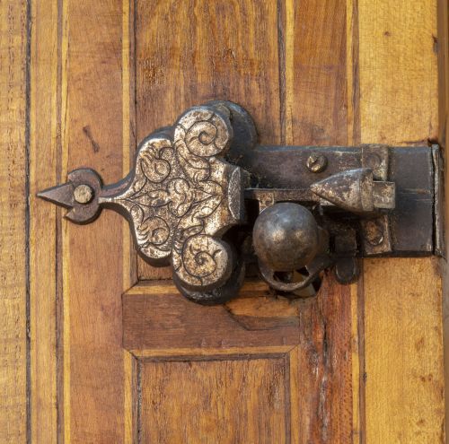 Cabinet de dos cuerpos con marquetería de maderas finas, ma