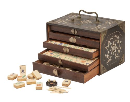 Juego de Mahjong en caja de madera lacada con incrustacione
