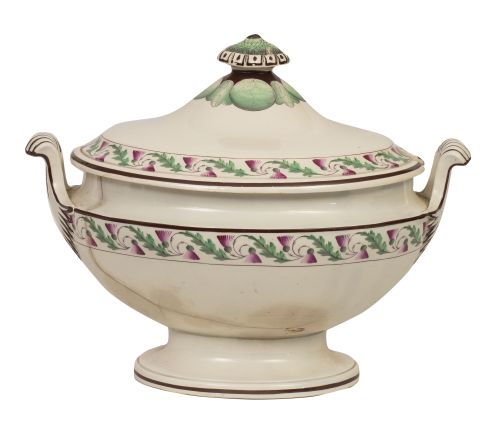 Sopera de loza Jorge III pintada en verde y rosa, decorada 