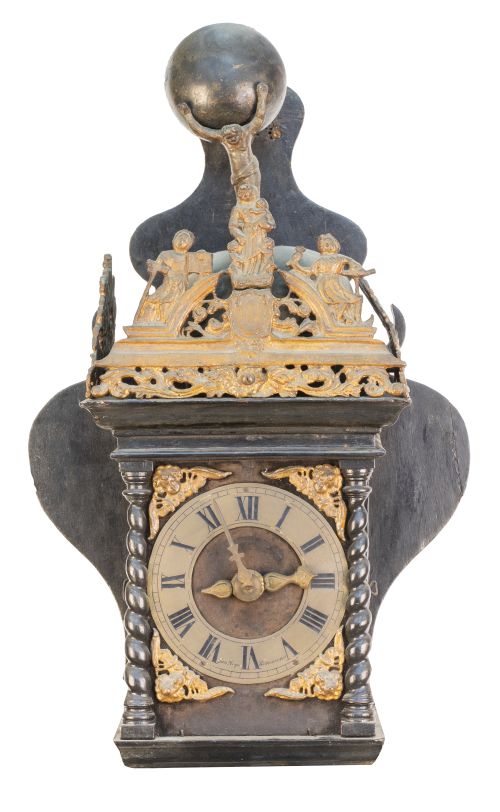 Reloj de pared de madera y bronce dorado.Firmado en la es