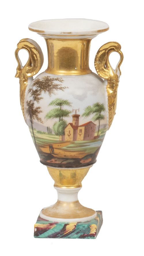 Ánfora de porcelana esmaltada y dorada con paisaje con figu