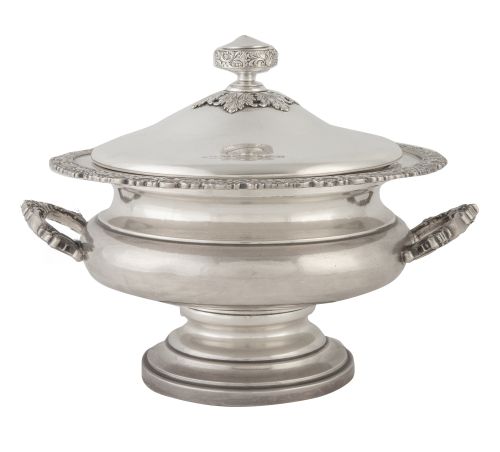 Sopera con tapa y asas de metal plateado con decoración veg