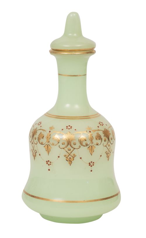 Botella de opalina verde con decoración en dorado.Bohemia