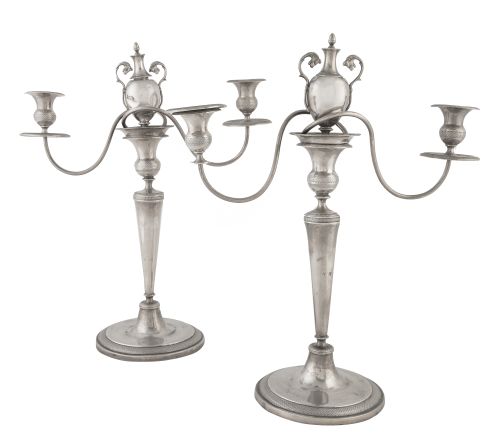 Pareja de candelabros de plata, que se transforman en cande