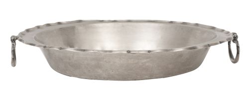 Centro de plata circular, con dos argollas con hojas. Con m