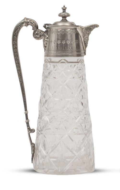 Jarro de metal plateado con decoración grabada y cristal ta