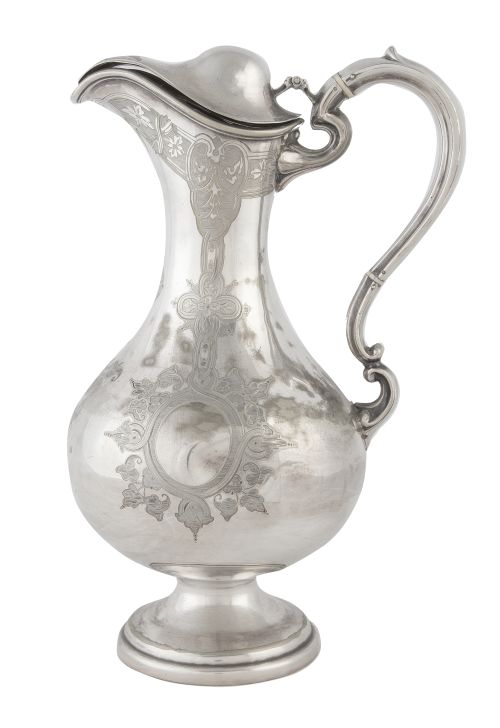 Jarro de metal plateado con iniciales grabados y hueso en e