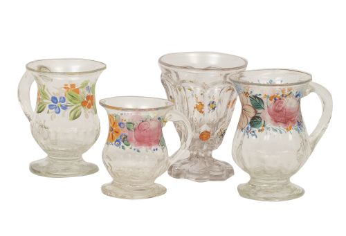 Lote de cuatro jarritas de vidrio pintado con flores pintad