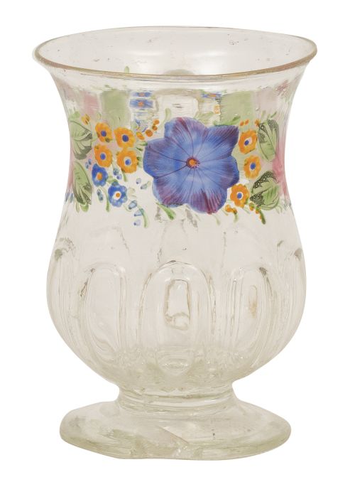 Jarrita de vidrio transparente pintado con flores y hojas.