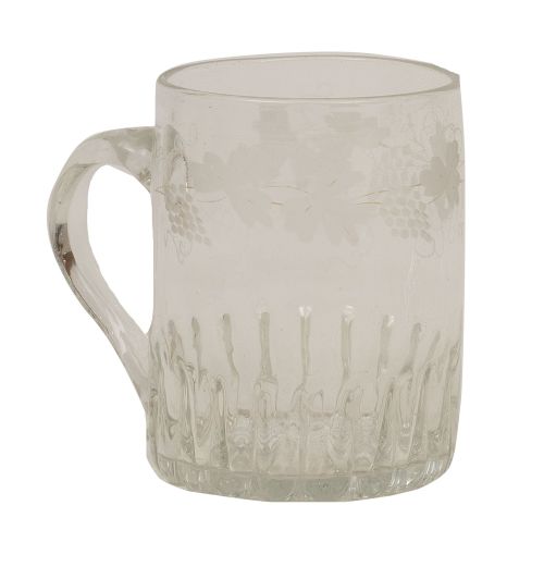 Jarrita de vidrio con decoración grabada de pámpanos y rest