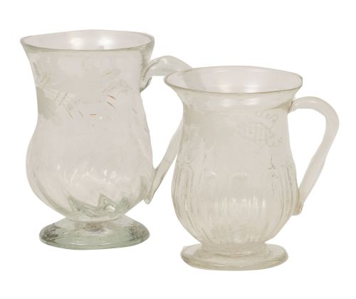 Lote de dos jarritos de vidrio transparente con decoración 