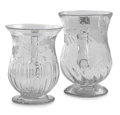 Lote de dos jarritos de vidrio transparente con decoración 