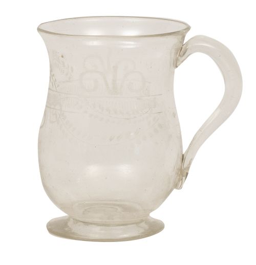 Jarrita de vidrio transparente con decoración grabada.La 