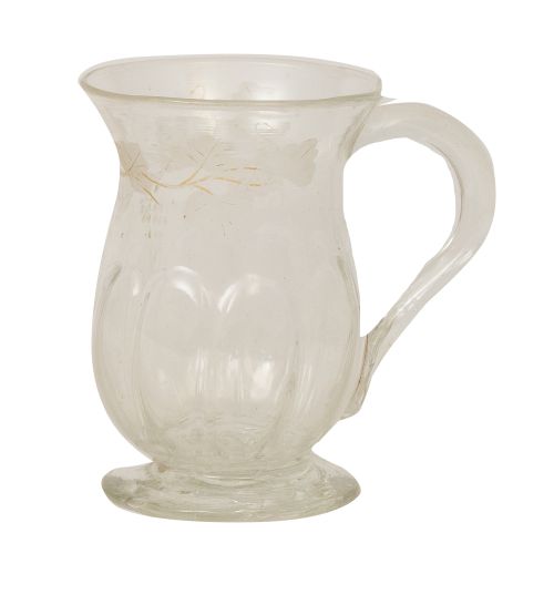 Jarrita de vidrio transparente con decoración grabada y res