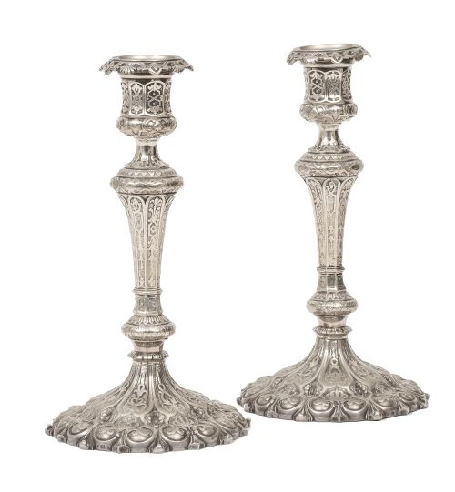 Pareja de candeleros de metal plateado. Con marcas.Inglat