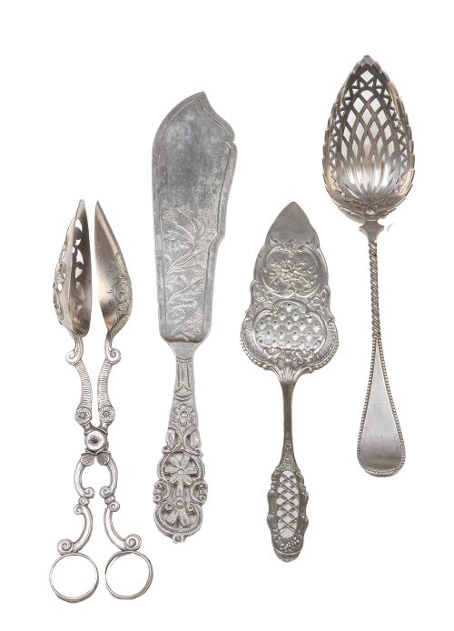 Lote de ocho cubiertos de servir y un cepillo de plata y ci