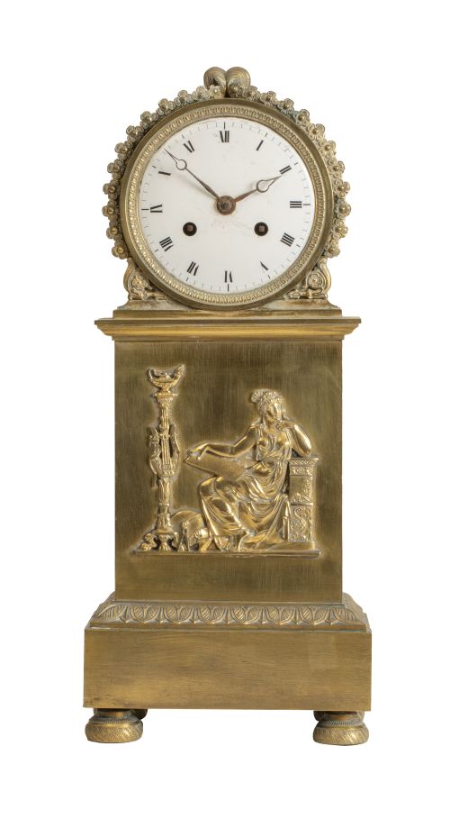 Reloj de bronce dorado, decorado con figura femenina clásic