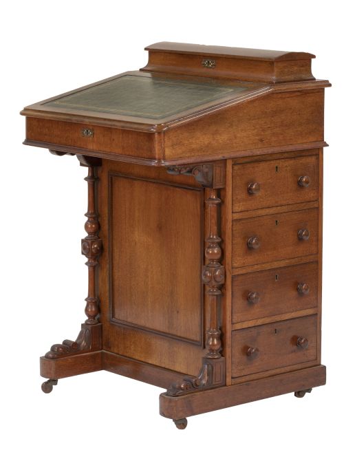 "Davenport" de madera tallada y tapa de piel.Inglaterra, 