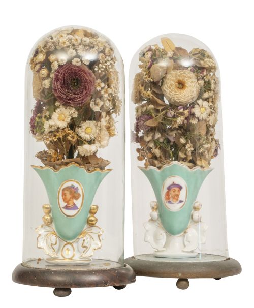 Pareja de fanales con jarrones de porcelana esmaltada y dor