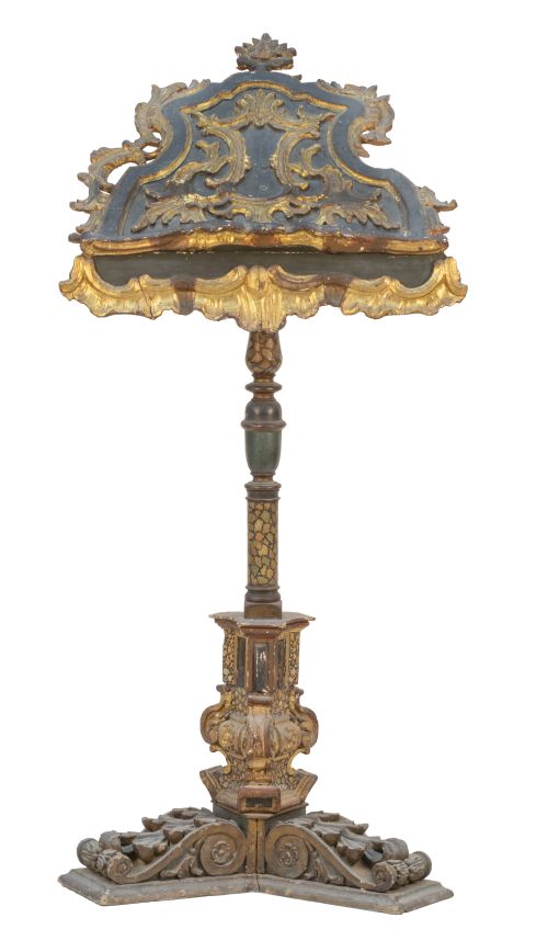 Atril de madera tallada, policromada y dorada.Trabajo esp