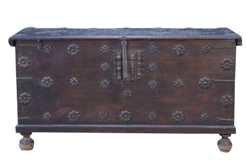 Arcón de madera con decoración de clavos de flores giradas 