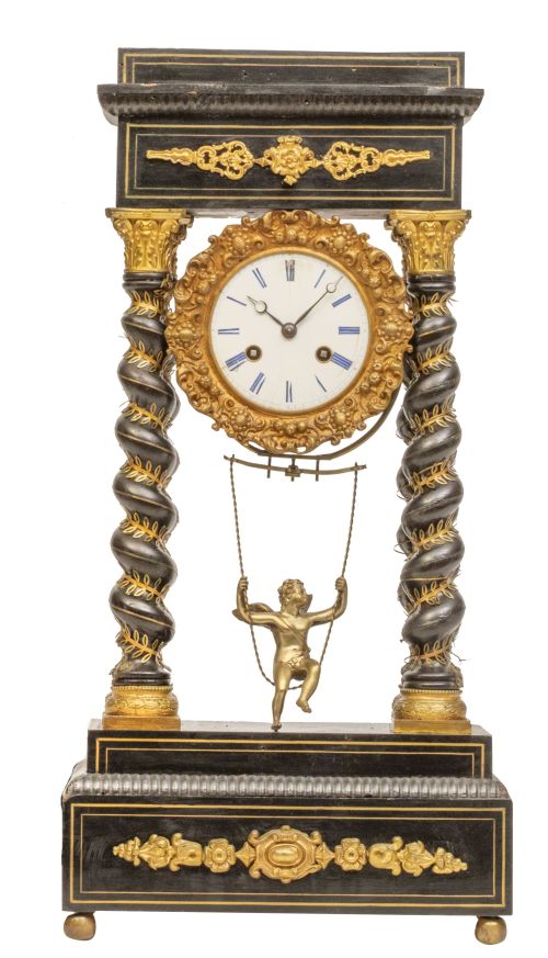 Reloj de pórtico de madera tallada y ebonizada con bronce d