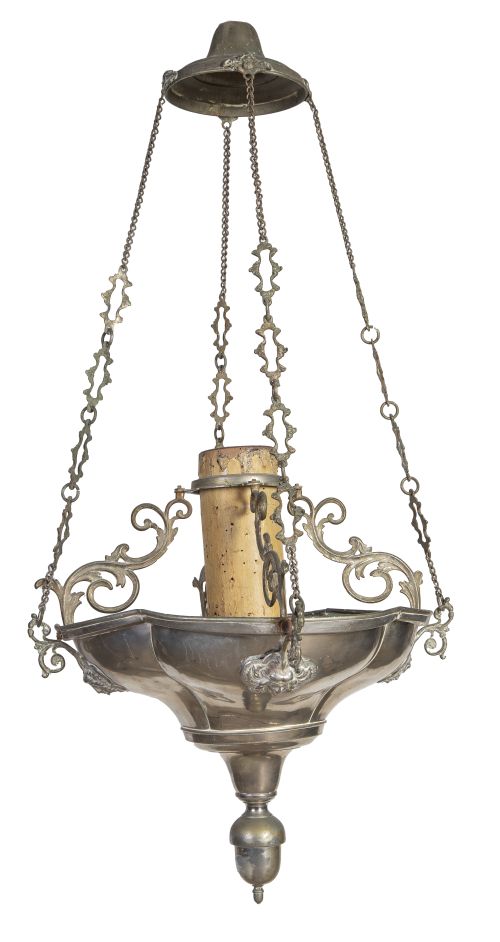 Lámpara votiva de metal, decorada con cabezas de puttis.S