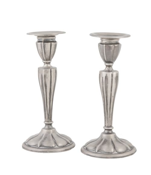 Pareja de candeleros de plata de estilo neoclásico. Con mar