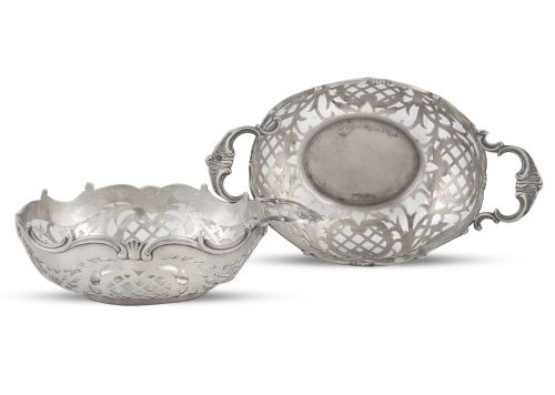 Pareja de cestitas de plata calada con asas. Con marcas.P